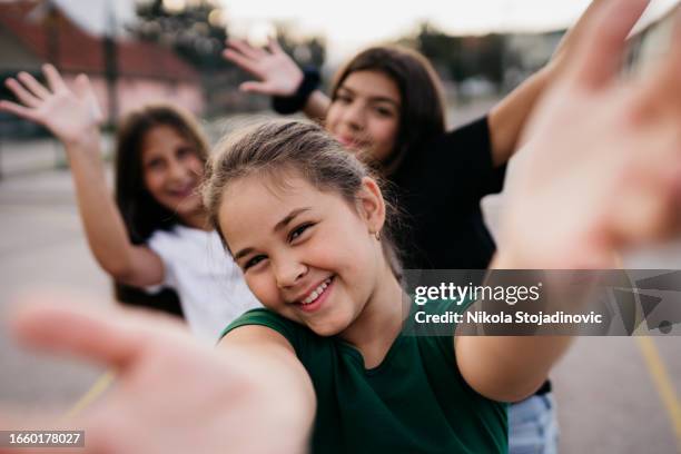 kids are having a fun - skolgård bildbanksfoton och bilder