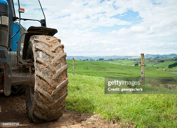 la agricultura como telón de fondo - parte de veículo fotografías e imágenes de stock
