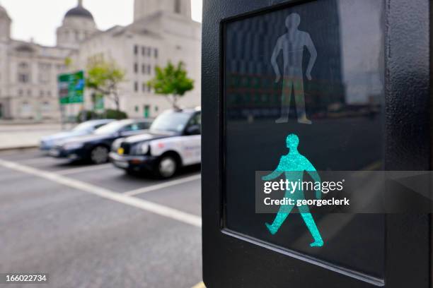 fuerte para cruce la calle-paso de peatones - crossing sign fotografías e imágenes de stock