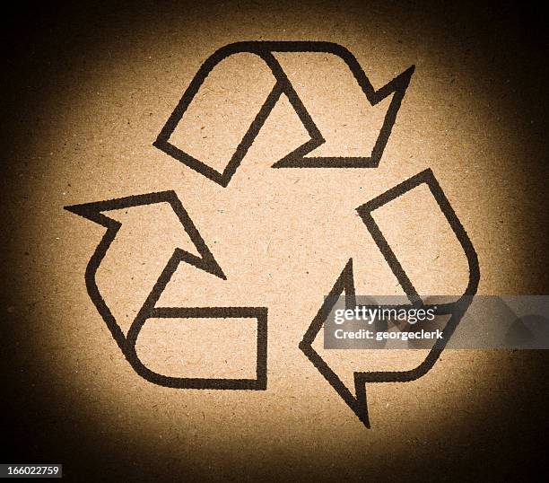 recycling-symbol auf karton - lifecycle stock-fotos und bilder