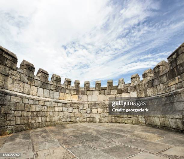 «stonewalled», entouré de murs - mur de pierres photos et images de collection
