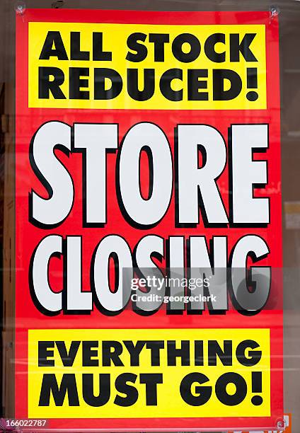store closing window display sign - closing sale stock pictures, royalty-free photos & images