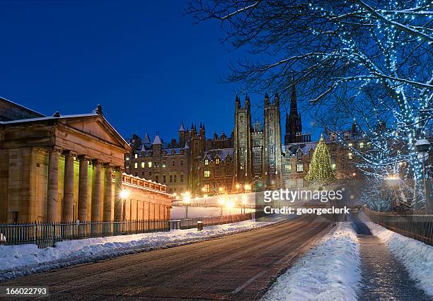 edinburgh - snow on the mound - edinburgh scotland stockfoto's en -beelden