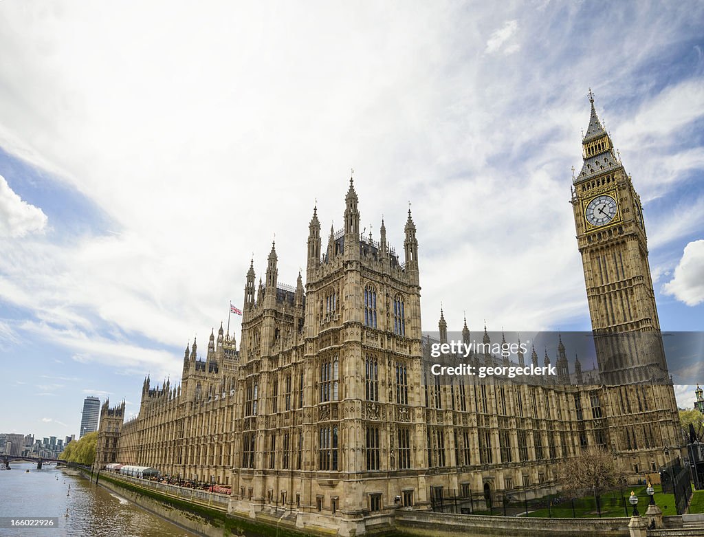 Palacio de Westminster vista de ángulo amplio