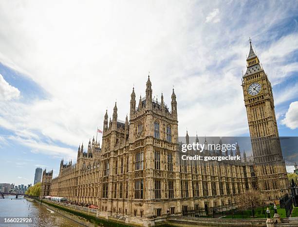 palacio de westminster vista de ángulo amplio - casas del parlamento westminster fotografías e imágenes de stock