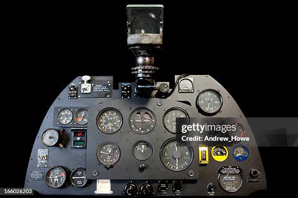spitfire cabina di pilotaggio pannello strumenti - wwii fighter plane foto e immagini stock
