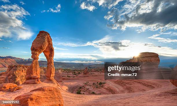 delicate arch, parque nacional de los arcos - moab utah fotografías e imágenes de stock