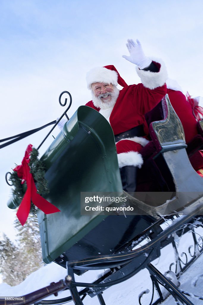 Fröhlich Santa Claus winken von Schlitten im Schnee, Textfreiraum