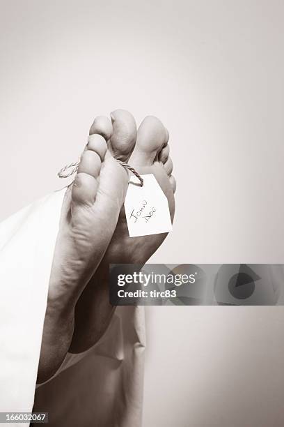 feet and label of unknown body john doe in mortuary - morgue feet stock pictures, royalty-free photos & images