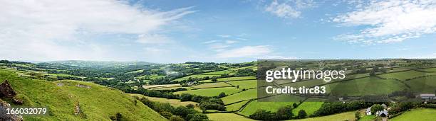 panoramablick auf patchwork-felder im black-gebirge - macgillycuddy reeks ireland stock-fotos und bilder
