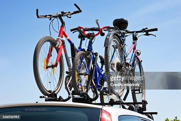 fahrräder dach carrier - halter top stock-fotos und bilder