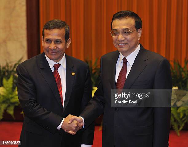 Peru's President Ollanta Humala shakes hands with Chinese Premier Li Keqiang at Great Hall of the People in Beijing on April 8, 2013 in China.