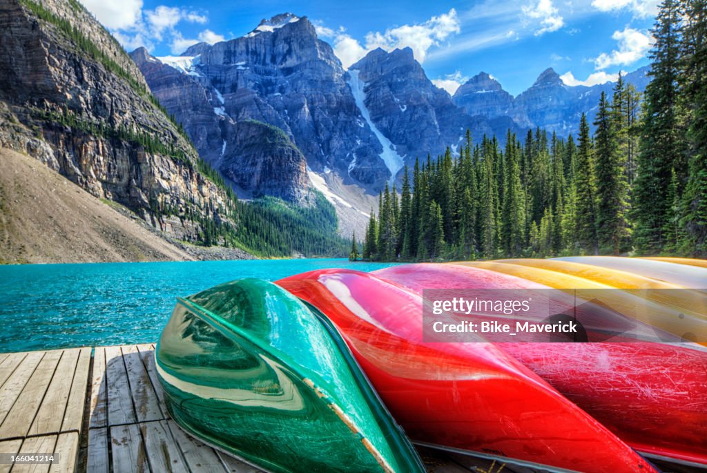 Cayaks auf den See Moraine Lake