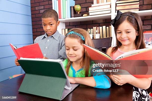 Reading Om Computer Kids Reading Computer Books Photos and Premium High Res Pictures ...