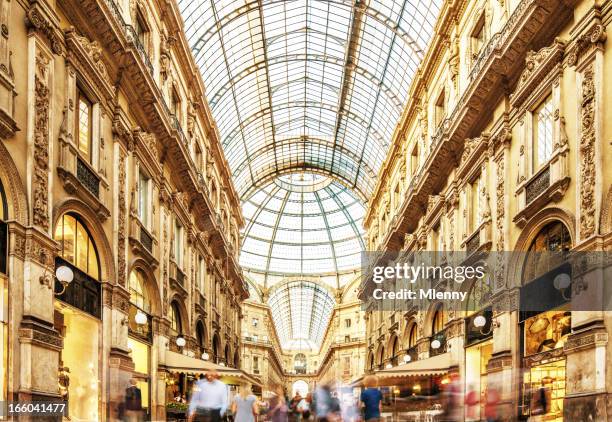 galleria vittorio emanuele ii en milán, italia - tienda central fotografías e imágenes de stock
