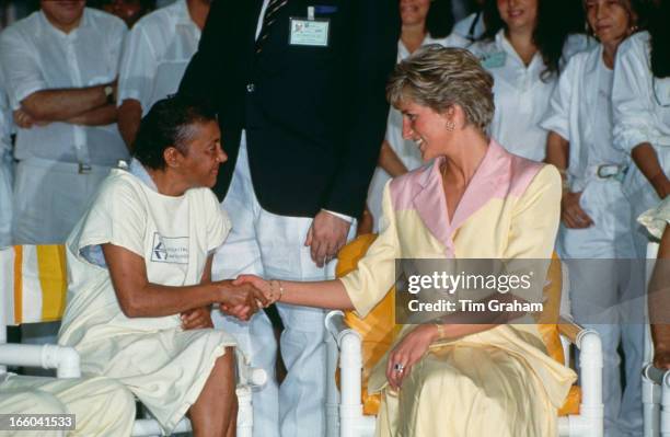 Diana, Princess of Wales visiting patients suffering from AIDS at the Hospital Universidade in Rio de Janeiro, Brazil, 25th April 1991.