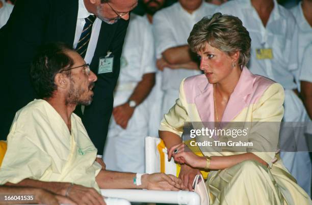 Diana, Princess of Wales visiting patients suffering from AIDS at the Hospital Universidade in Rio de Janeiro, Brazil, 25th April 1991.