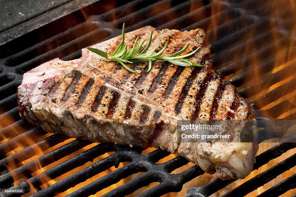 T ボーンステーキのグリル、炎