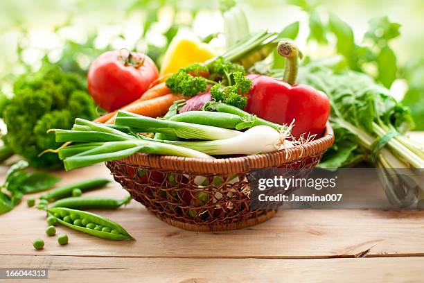 frisches gemüse - colorful vegetables summer stock-fotos und bilder