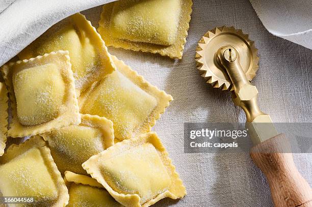 frescos ravioli com um cortador de sopro wheel.color imagem - ravioli imagens e fotografias de stock