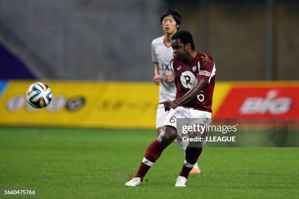 Fabio Henrique Simplicio of Vissel Kobe in action during the J.League J1 match between Vissel Kobe and Kashima Antlers at Noevir Stadium Kobe on...