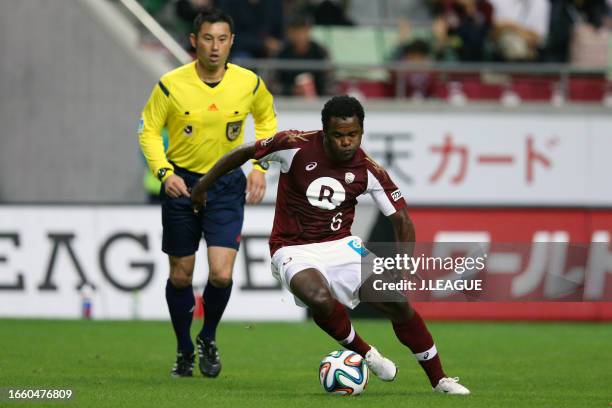 Fabio Henrique Simplicio of Vissel Kobe in action during the J.League J1 match between Vissel Kobe and Kashima Antlers at Noevir Stadium Kobe on...