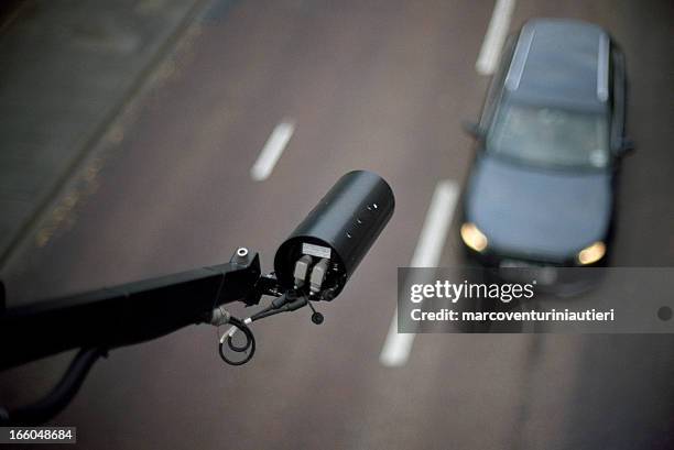 cctv pointing on car - view from above, blurred background - verkeer stockfoto's en -beelden