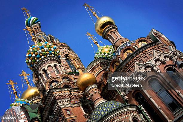 kirche des retters auf verschütteten blutes - zwiebelturm stock-fotos und bilder