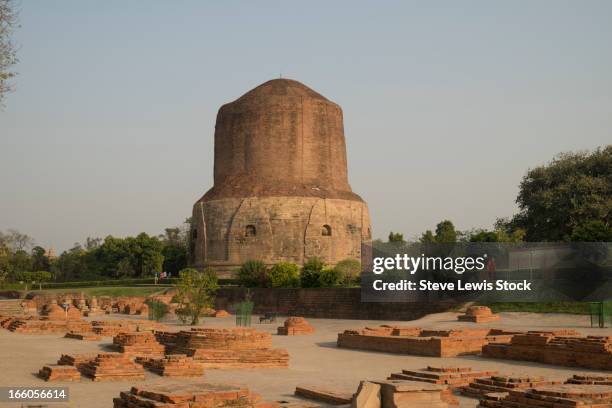 the dhamekha stupa - stupa imagens e fotografias de stock