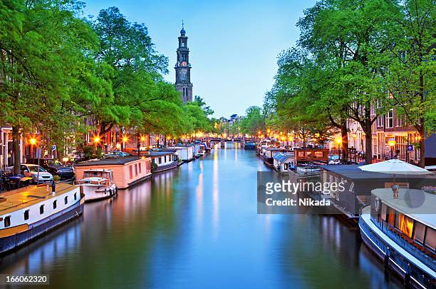 blick auf den kanal von hausbooten in amsterdam - amsterdam stock-fotos und bilder