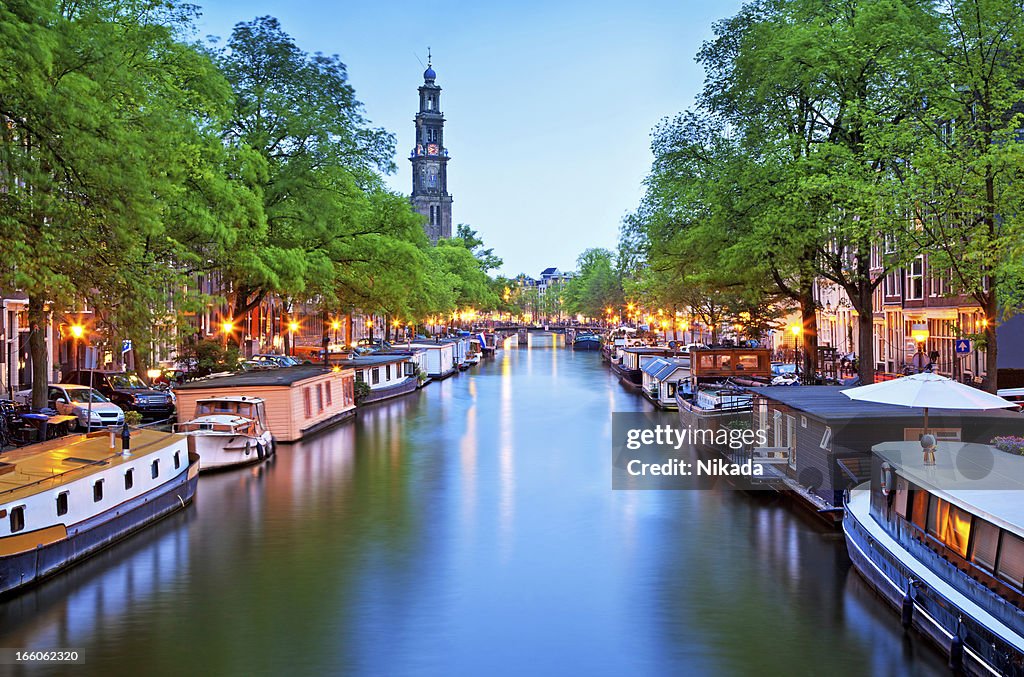Vista para o Canal de barcos em Amsterdã