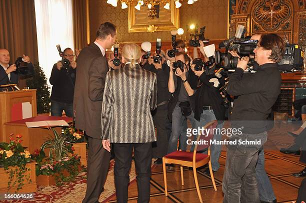 Andreas Mailath-Pokorny and James Last are photographed at the podium while accepting the 'Goldenes Ehrenzeichen fuer Verdienste um das Land Wien'...