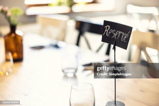 creative reservation notice in a restaurant or cafe on the table. - panneau espace réservé photos et images de collection