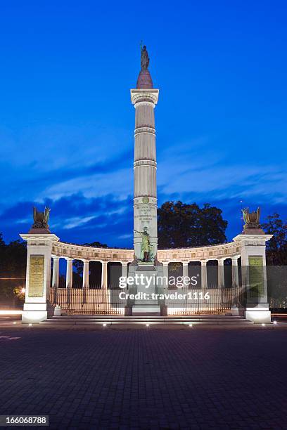 jefferson davis monument in richmond, virginia - monument avenue richmond stockfoto's en -beelden
