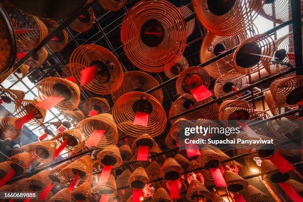 coil incense hanging from the roof in man mo temple, hongkong - templo de man mo - fotografias e filmes do acervo