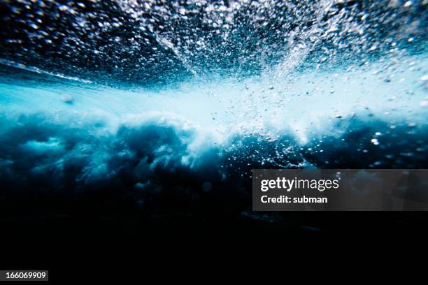 波の砕ける水中 - 潮流 ストックフォトと画像