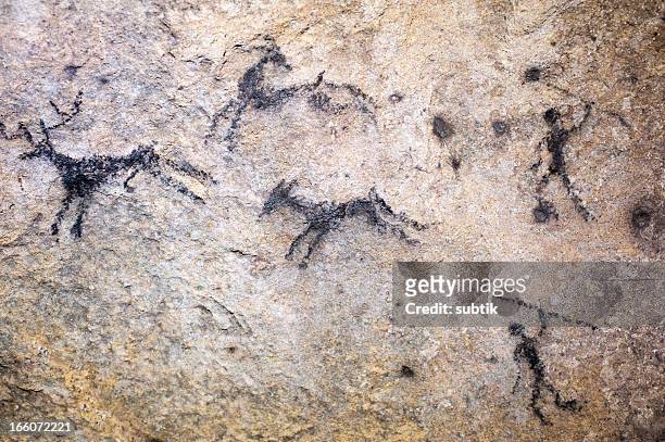 felszeichnung oder höhlenmalerei - prähistorische kunst stock-fotos und bilder
