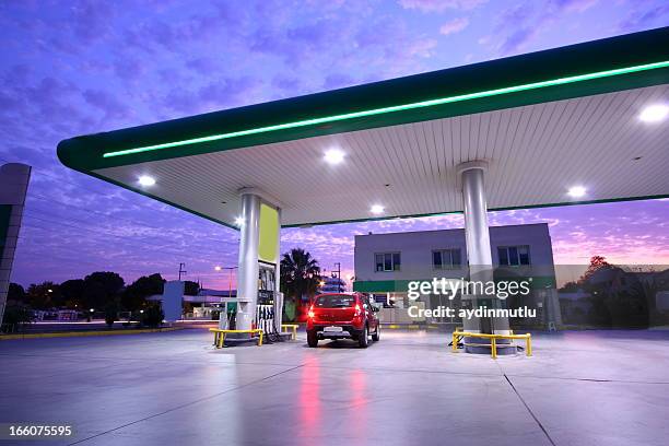 abastecer de - gas station imagens e fotografias de stock