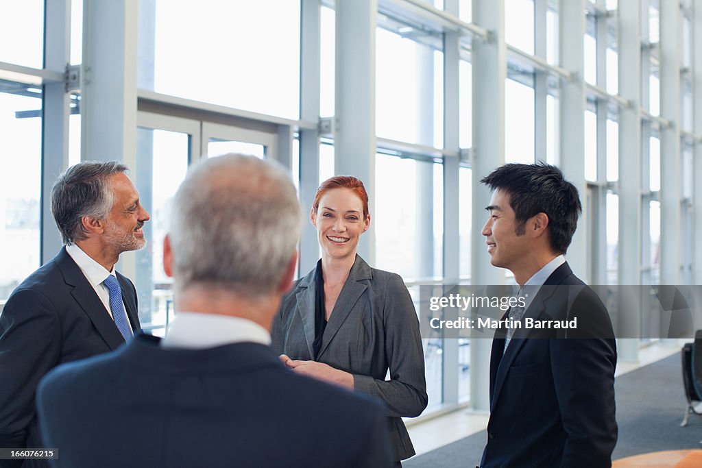 Gens d'affaires discutant dans le bureau Hall