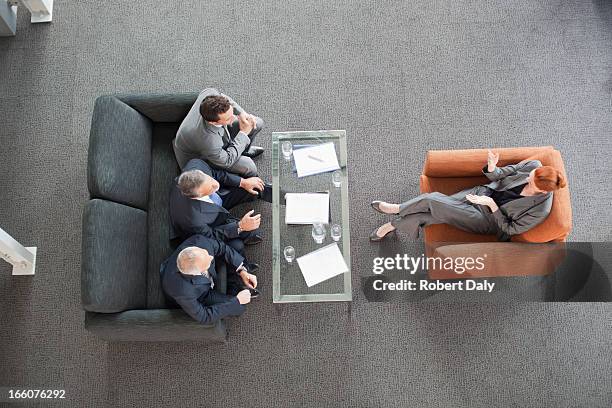 mujer de negocios que reunión con colegas en el lobby - persuasión fotografías e imágenes de stock