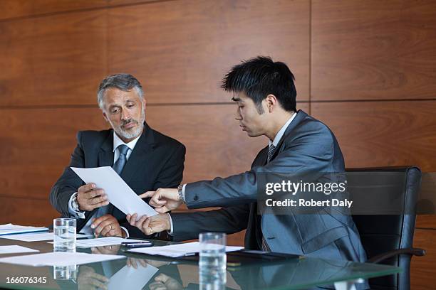 empresário assinando papelada - escritura japonesa imagens e fotografias de stock