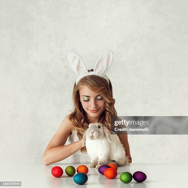 bunny mädchen mit baby kaninchen und ostern eier - adorable bunnies stock-fotos und bilder