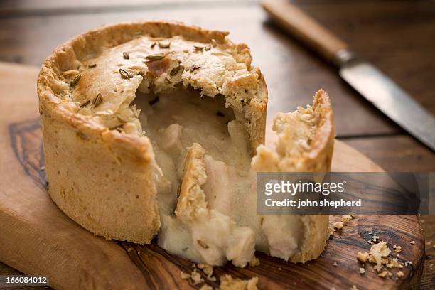 hühnchen-pie - pastetengericht stock-fotos und bilder