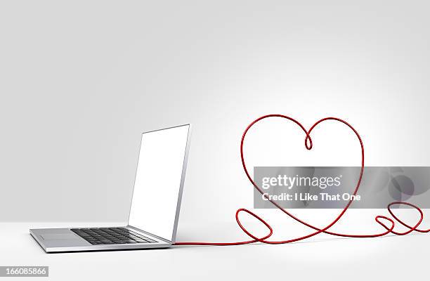 laptop computer with cable forming a heart - internet dating stock-fotos und bilder