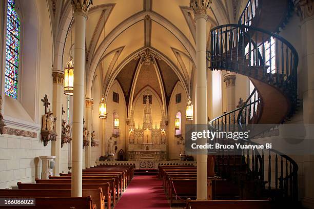 interior view of loretto chapel - capilla interior fotografías e imágenes de stock