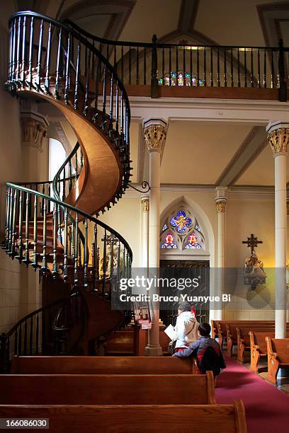 interior view of loretto chapel - loretto chapel stock pictures, royalty-free photos & images