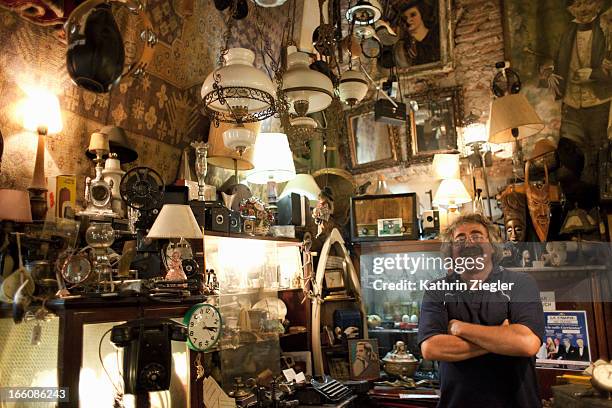 antique store owner in his shop - insólito imagens e fotografias de stock