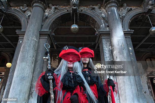 venetian carnival masks - venetiaans masker vasthouden stockfoto's en -beelden