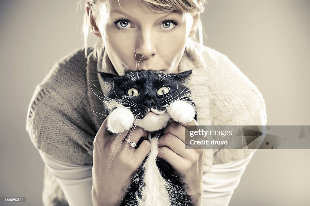 Jeune Belle femme avec son chat