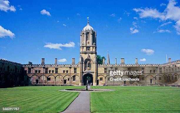 christ church's tom tower, oxford university, england - oxford england stock pictures, royalty-free photos & images